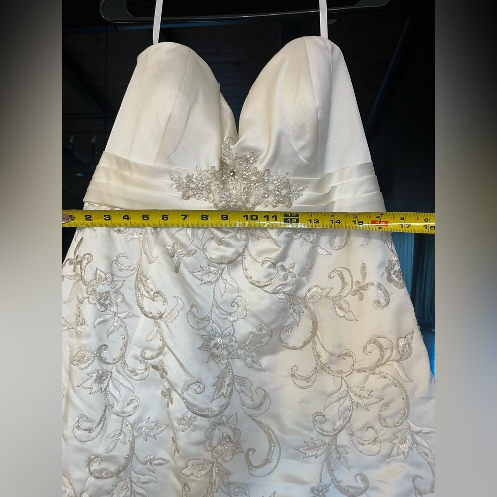 Strapless wedding dress lace up back - Picture 3 of 8